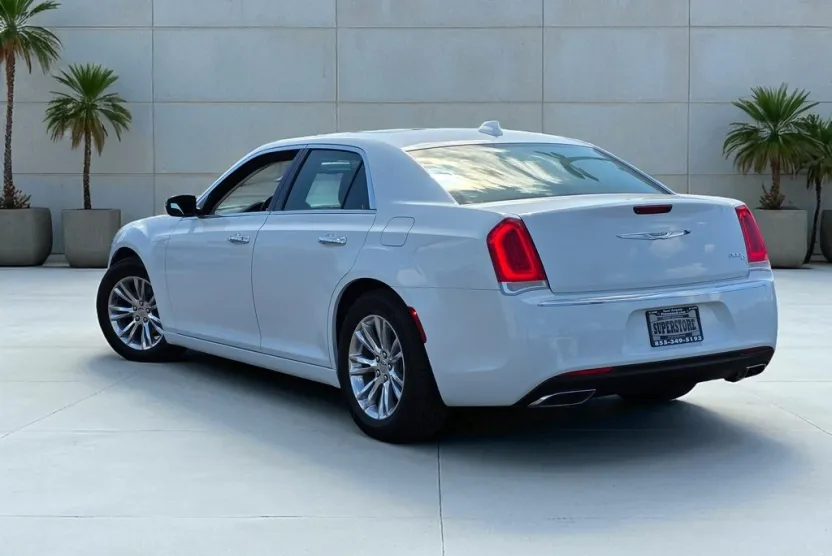 2017 Chrysler 300 C photo 1