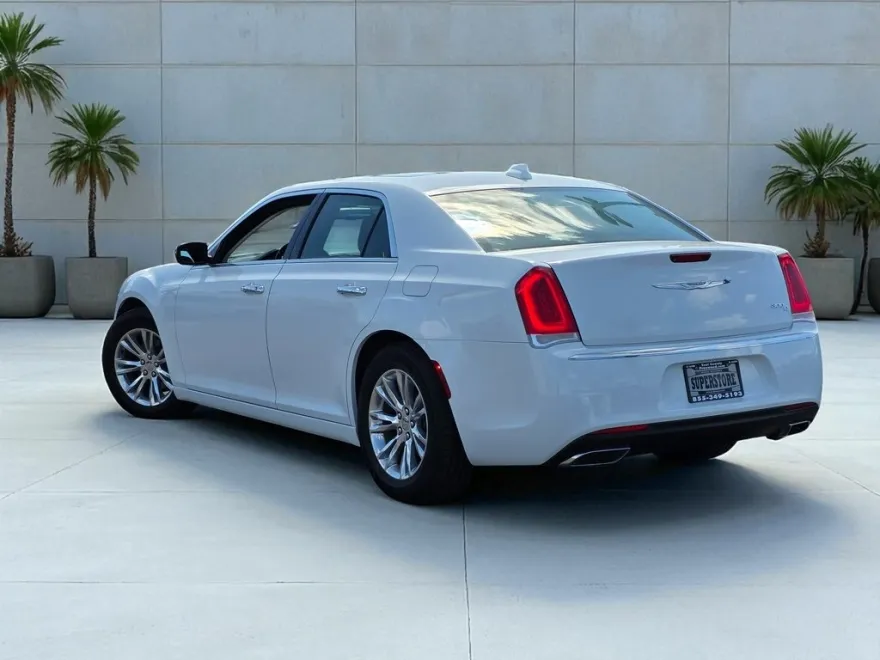 2017 Chrysler 300 C photo 1