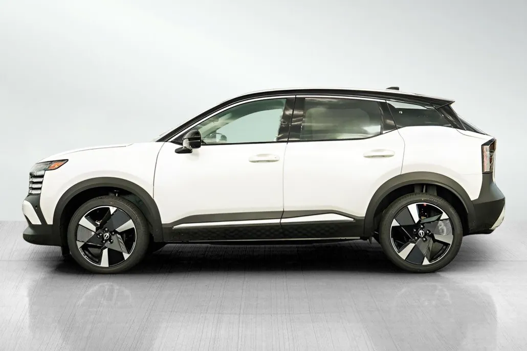 2025 Nissan Kicks SR photo 1