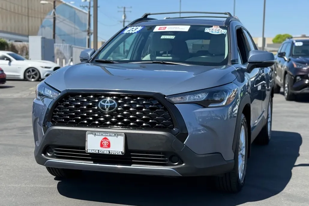 2023 Toyota Corolla Cross LE photo 1