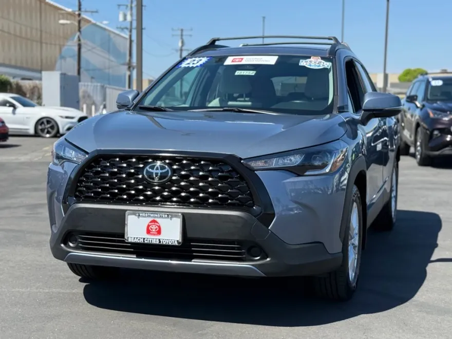 2023 Toyota Corolla Cross LE photo 1