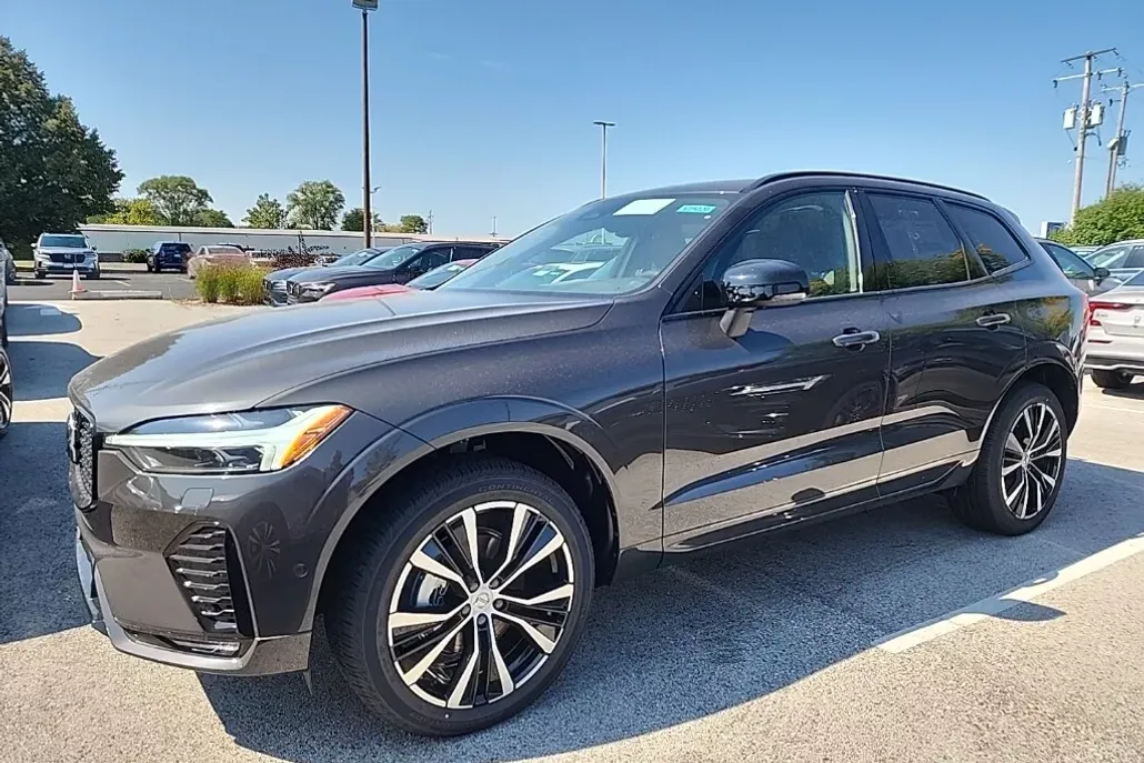 2025 Volvo XC60 B5 Plus photo 1