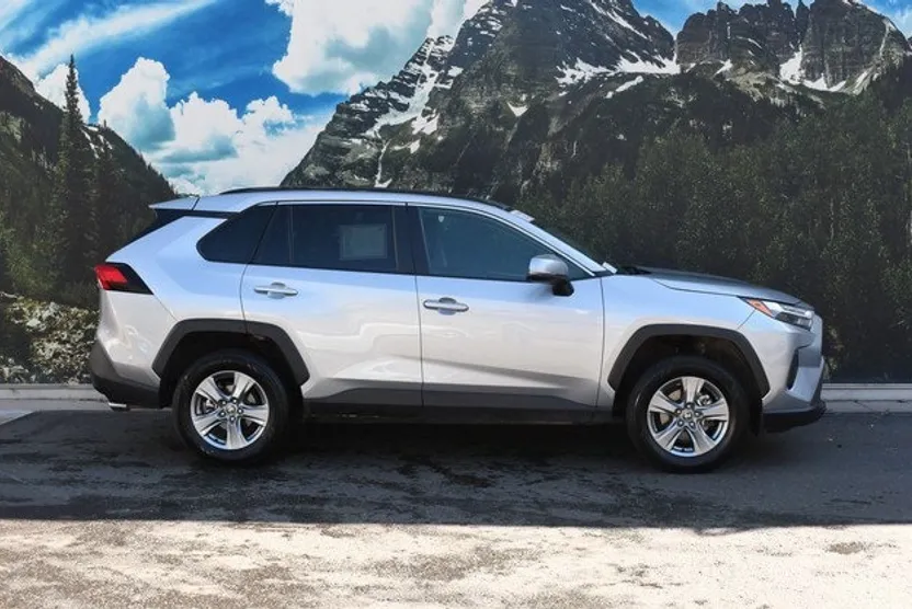 2024 Toyota RAV4 XLE photo 1
