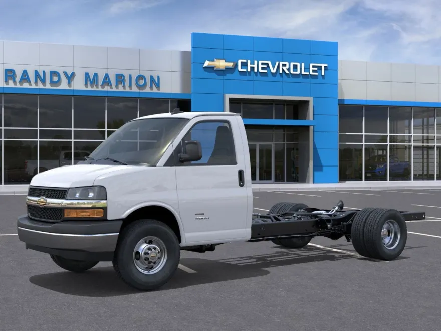 2025 Chevrolet Express Cutaway photo 1