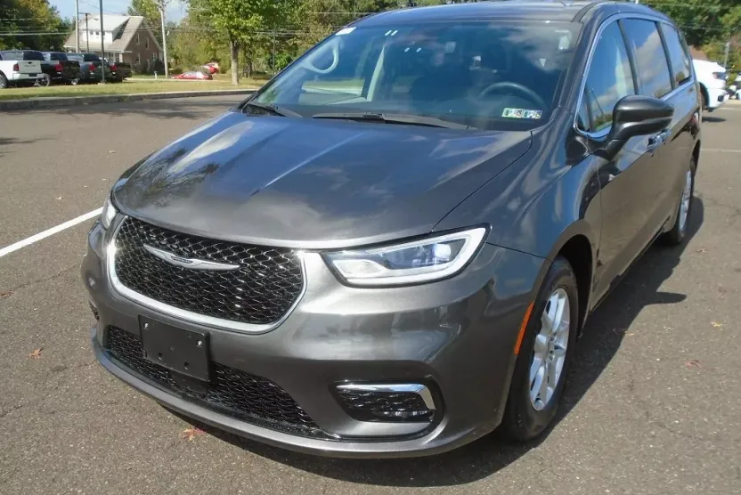 2023 Chrysler Pacifica Touring L photo 1