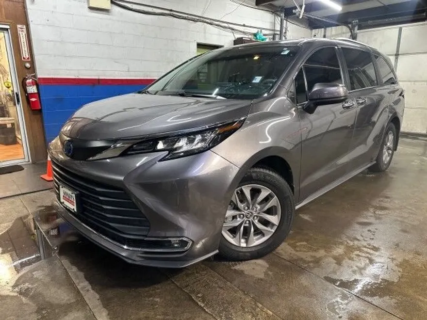 2022 Toyota Sienna XLE photo 1