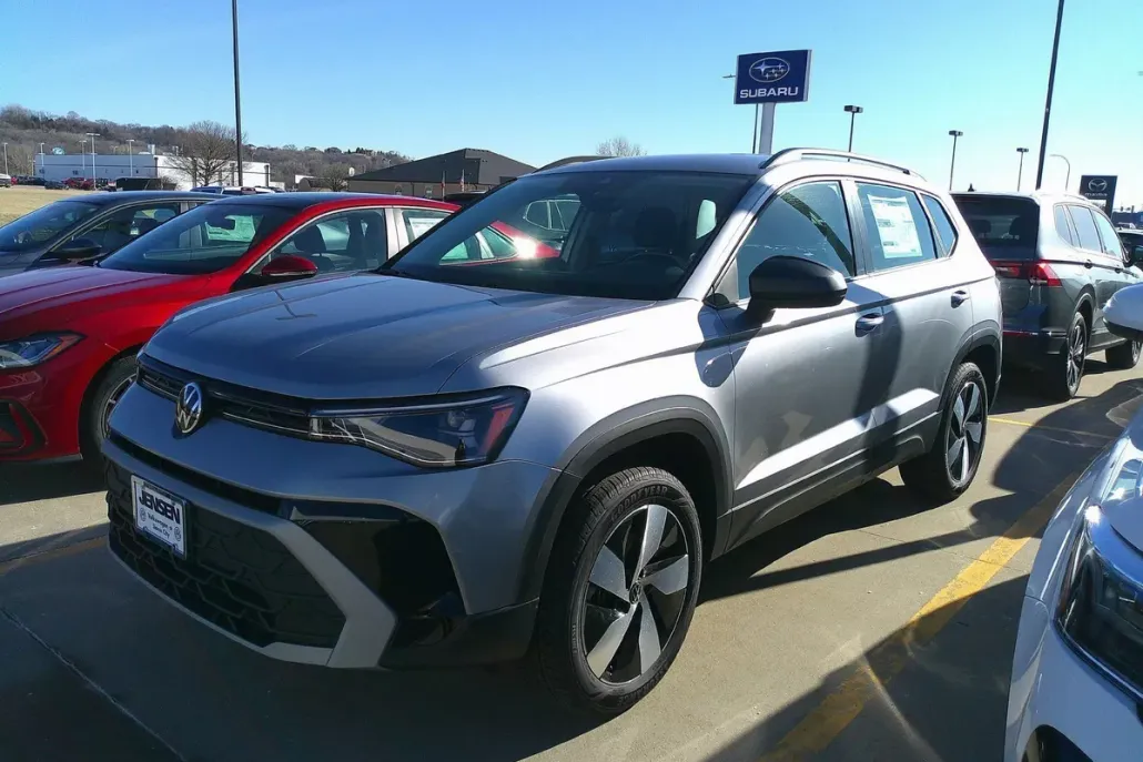2025 Volkswagen Taos S photo 1