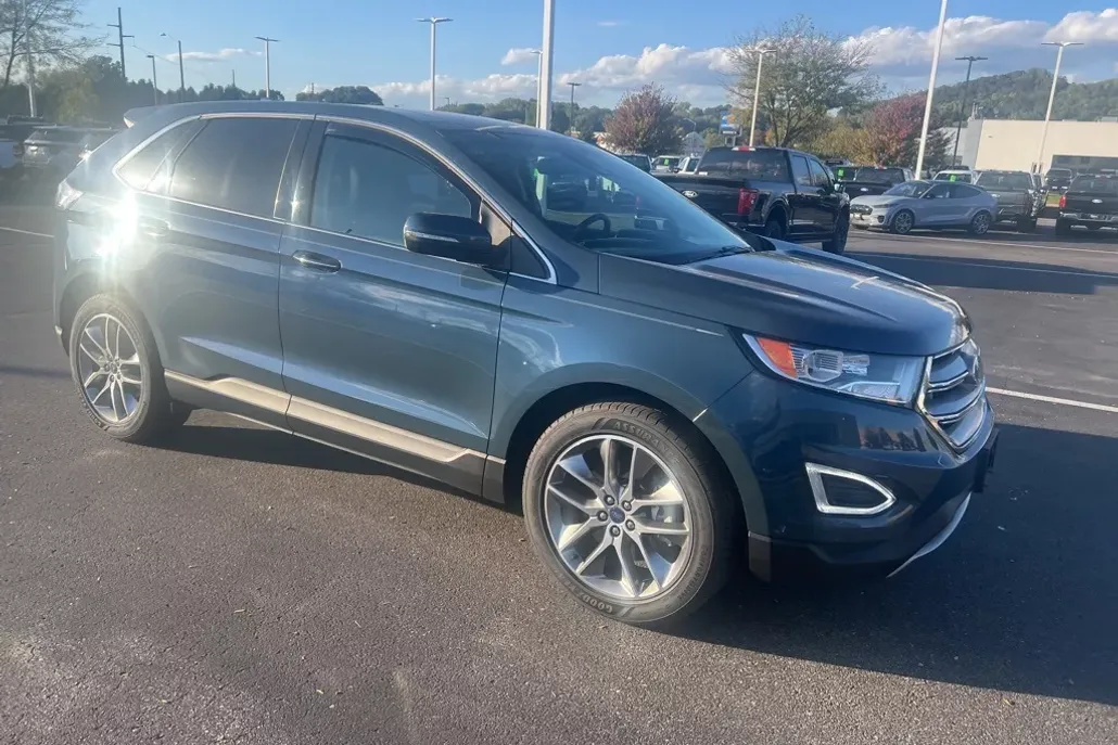 2016 Ford Edge Titanium photo 1