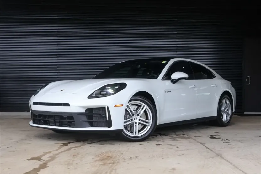 2025 Porsche Panamera E-Hybrid 4 photo 1