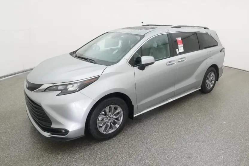 2025 Toyota Sienna XLE photo 1