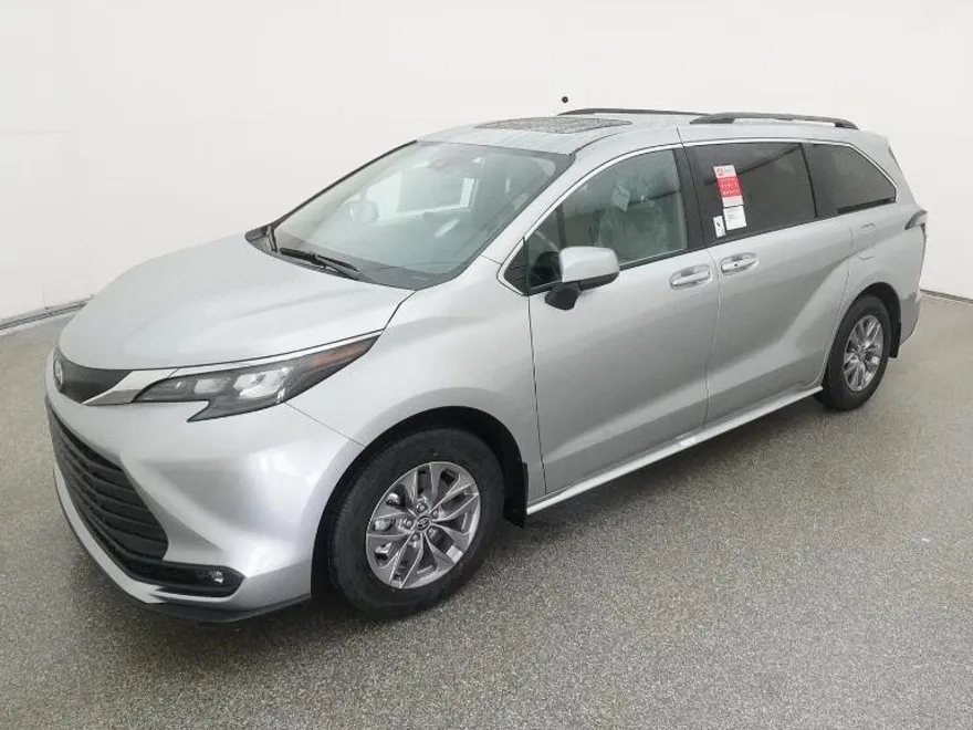 2025 Toyota Sienna XLE photo 1