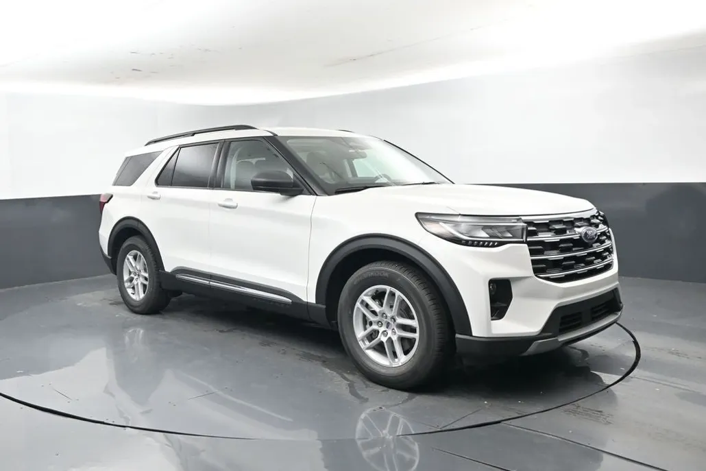 2025 Ford Explorer photo 1