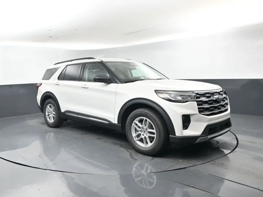 2025 Ford Explorer photo 1