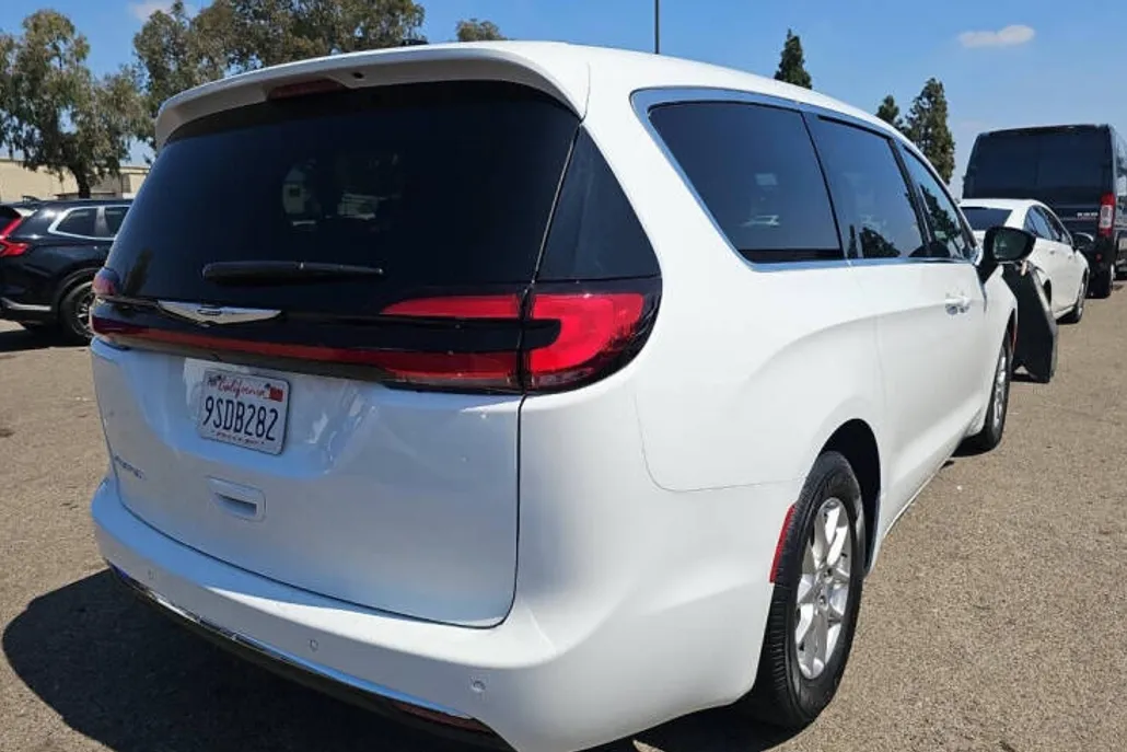 2025 Chrysler Pacifica photo 1