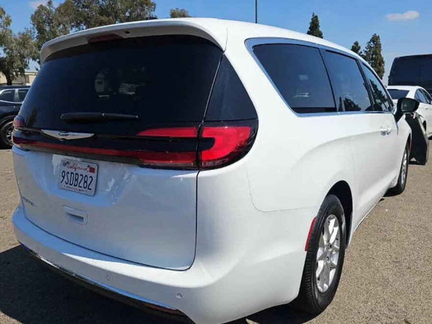 2025 Chrysler Pacifica photo 1
