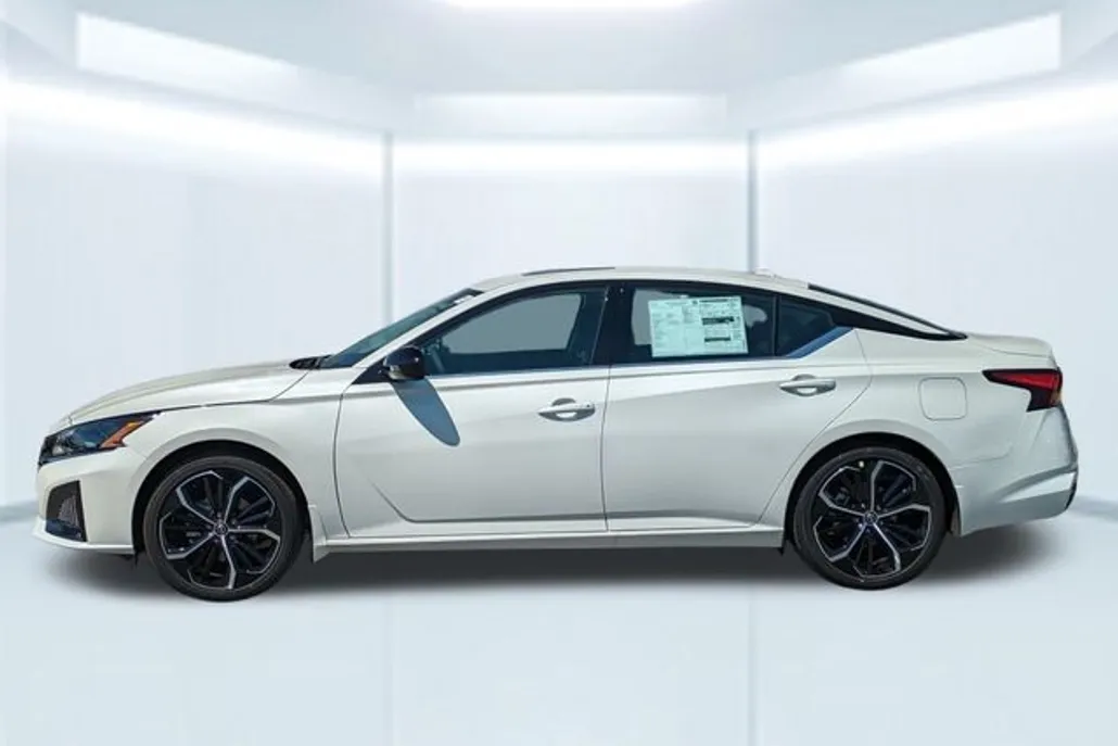 2025 Nissan Altima 2.5 SR photo 1