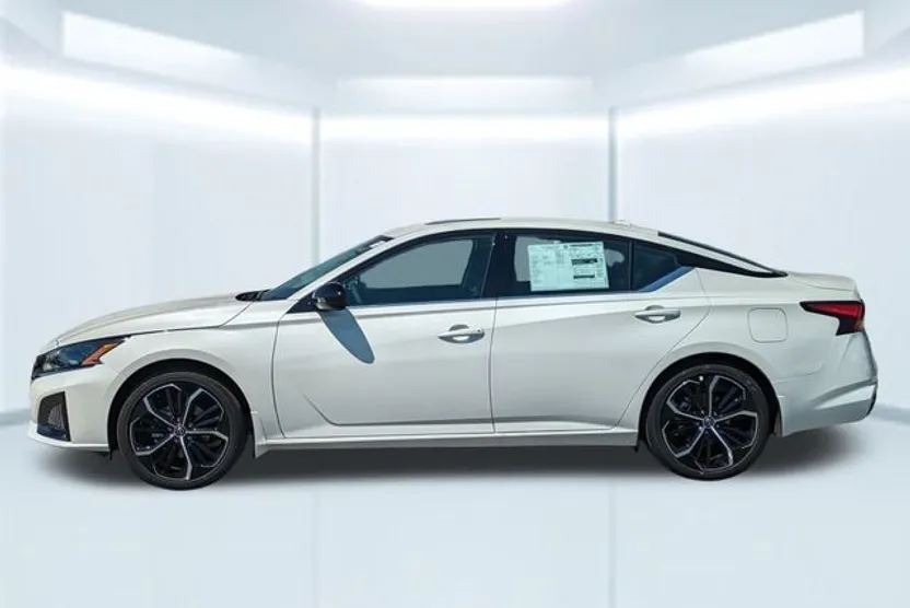 2025 Nissan Altima 2.5 SR photo 1
