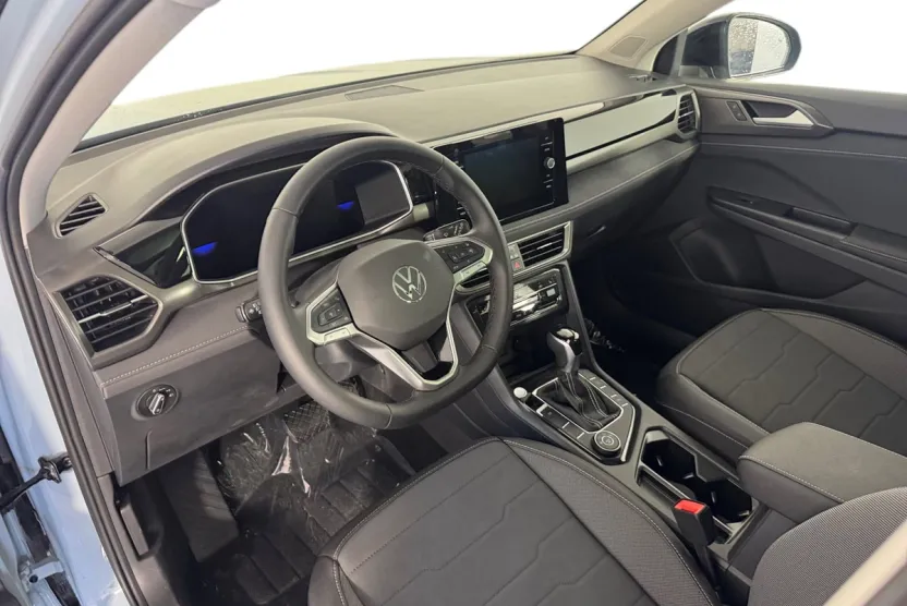2025 Volkswagen Taos SE photo 1