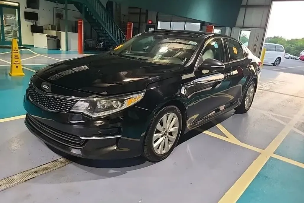 2018 Kia Optima EX photo 1