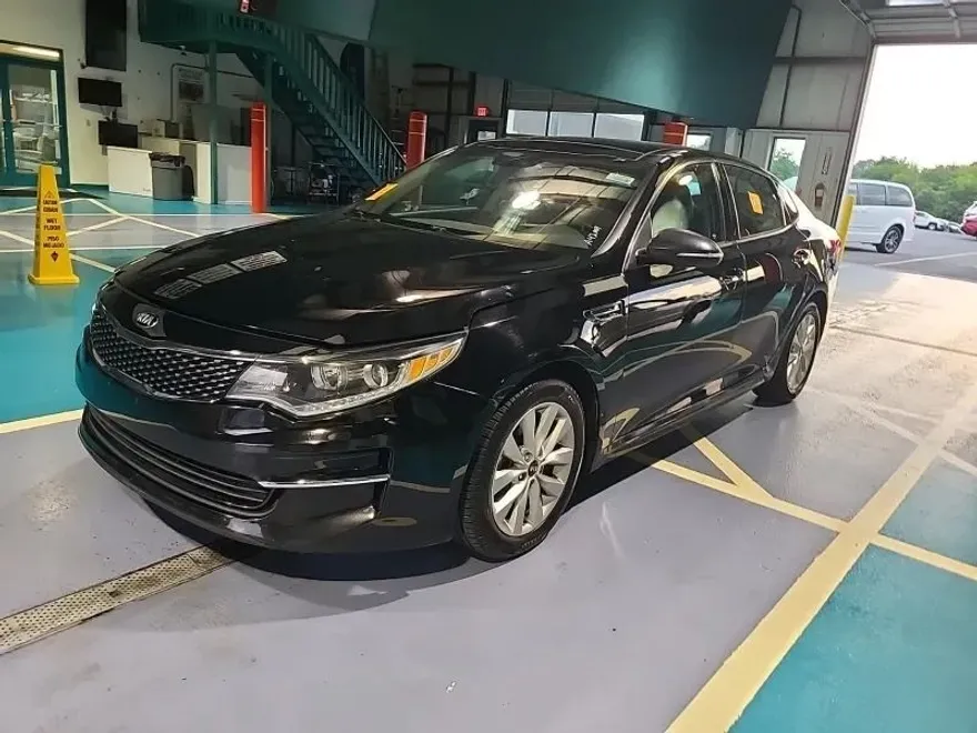 2018 Kia Optima EX photo 1