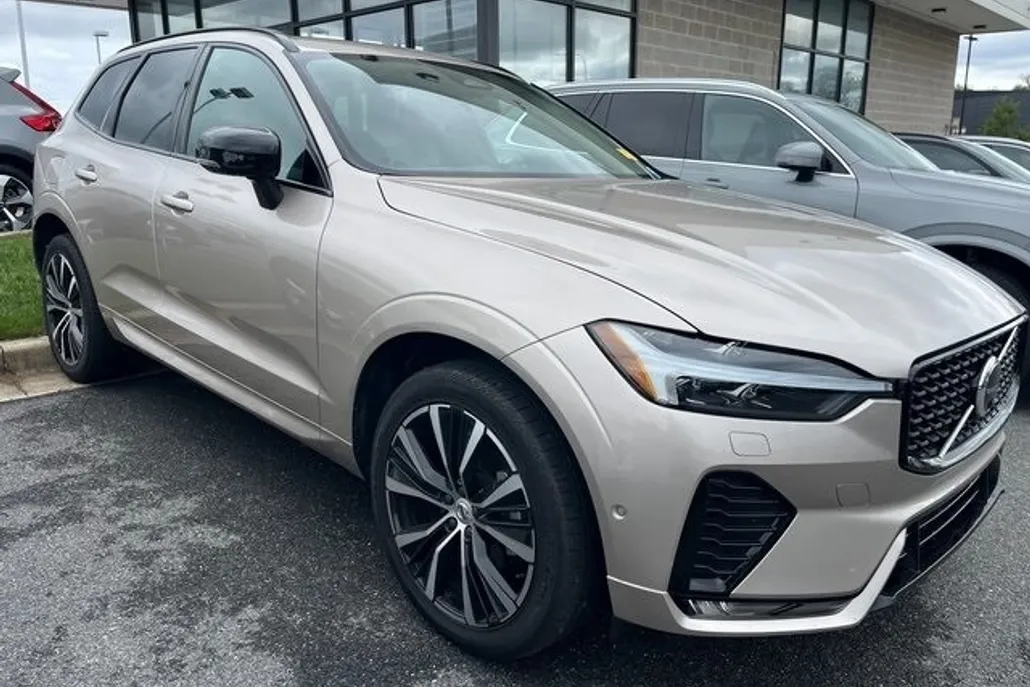 2023 Volvo XC60 B5 Plus photo 1