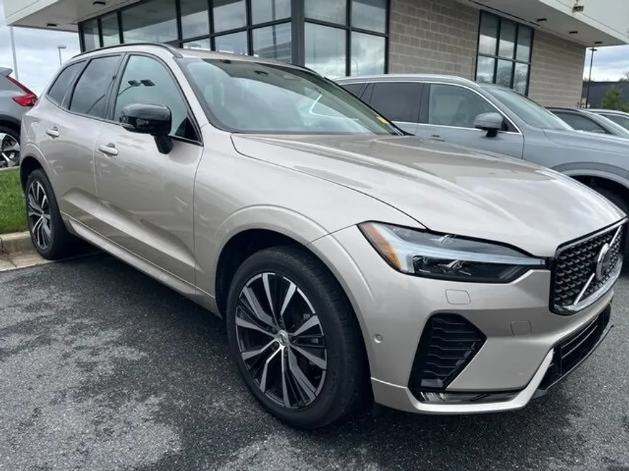 2023 Volvo XC60 B5 Plus photo 1