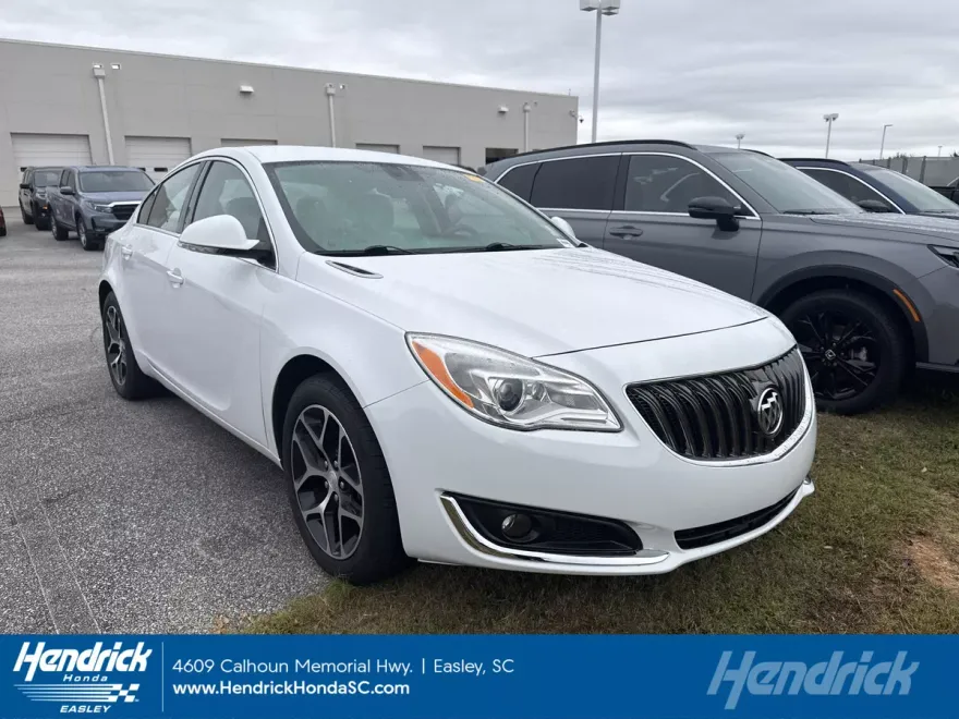 2017 Buick Regal Sport Touring photo 1