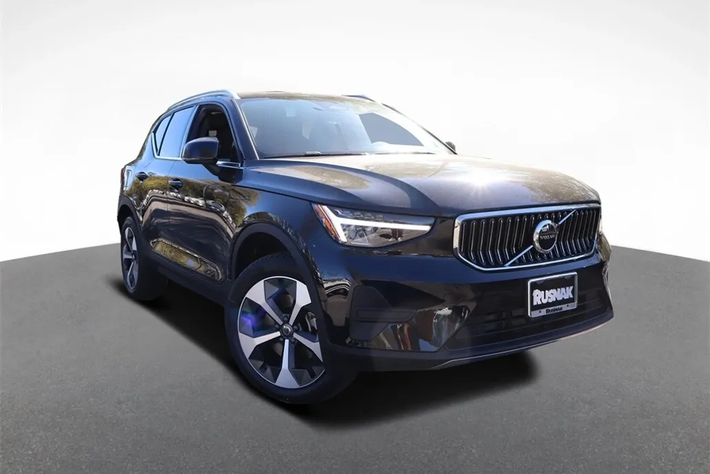 2025 Volvo XC40 Core photo 1