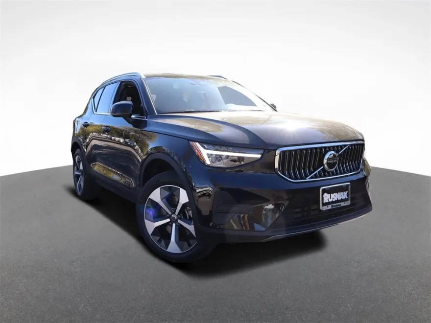 2025 Volvo XC40 Core photo 1