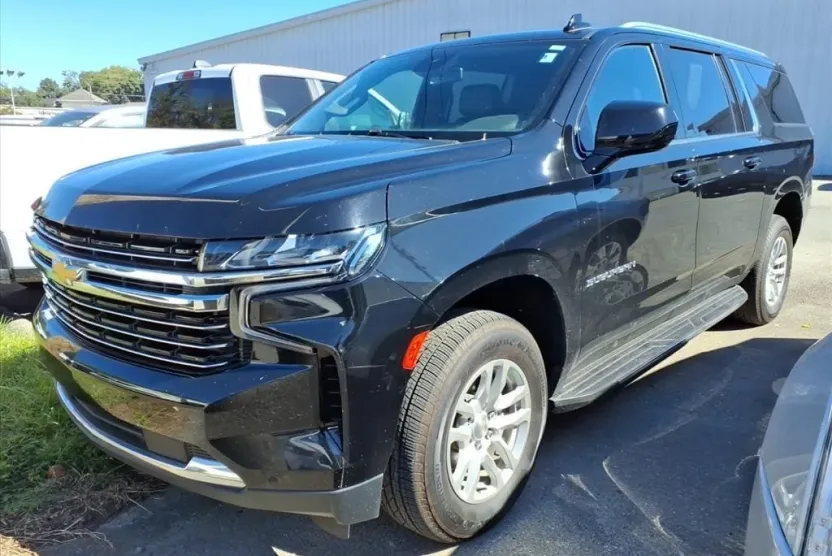 2023 Chevrolet Suburban LT photo 1