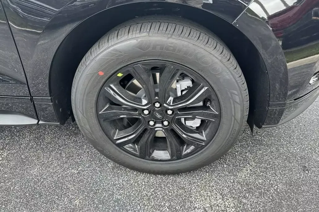 2024 Ford Edge SE photo 1