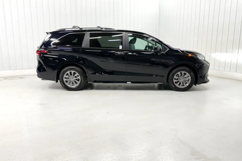 2025 Toyota Sienna Hybrid XLE photo 1