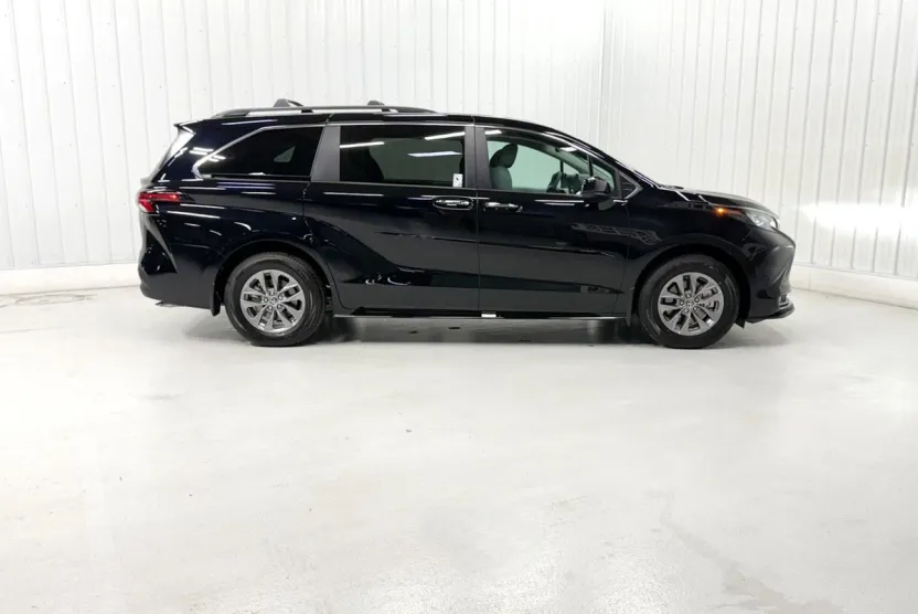2025 Toyota Sienna Hybrid XLE photo 1
