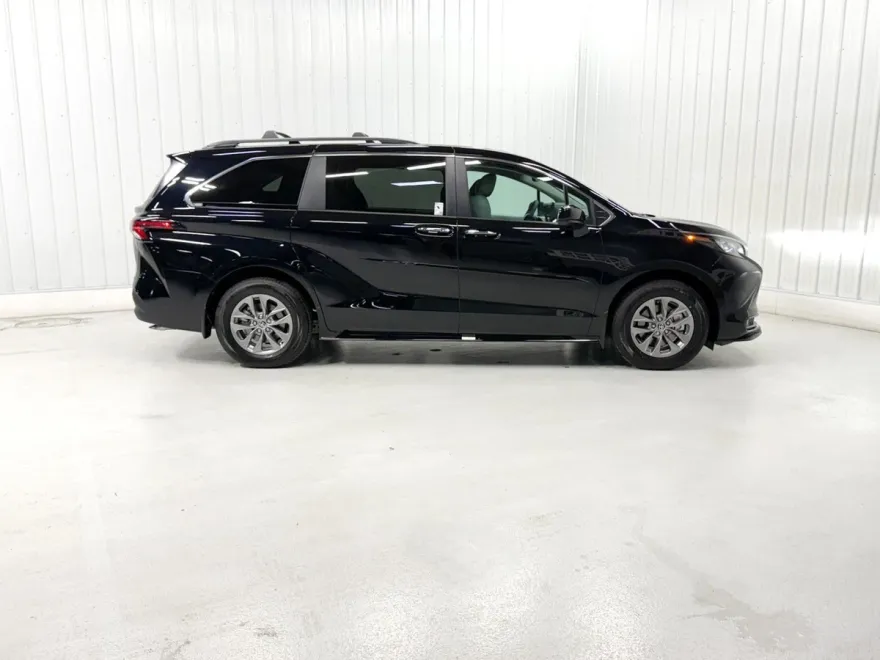 2025 Toyota Sienna Hybrid XLE photo 1