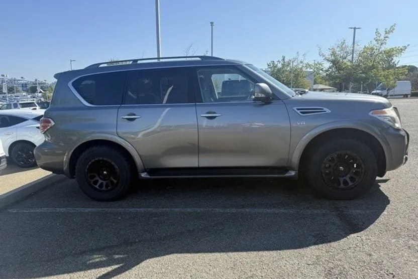 2017 Nissan Armada SV photo 1