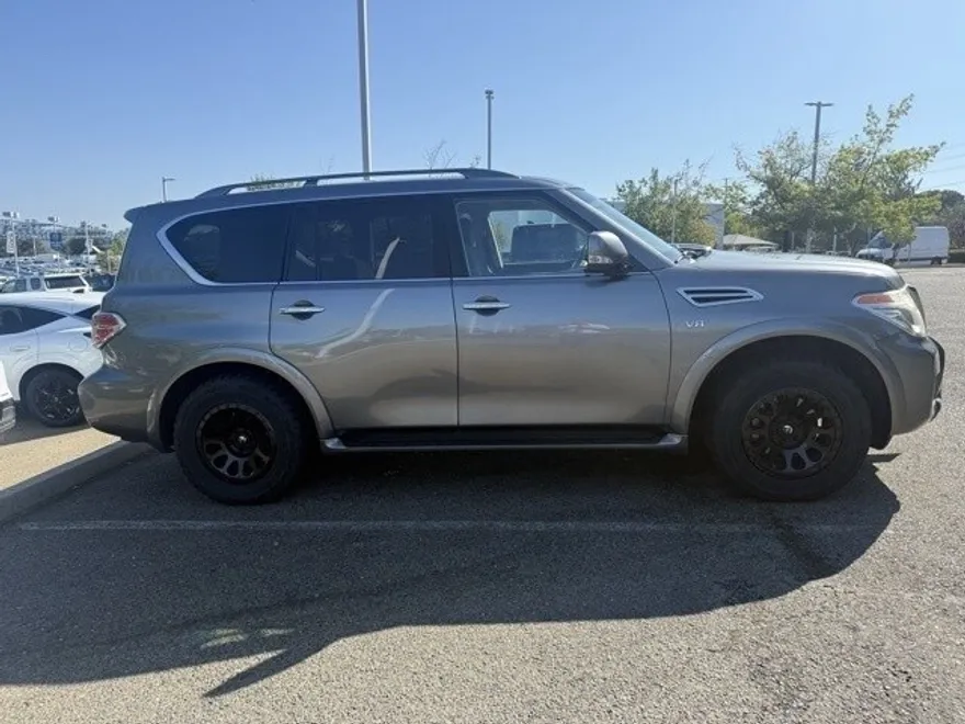 2017 Nissan Armada SV photo 1