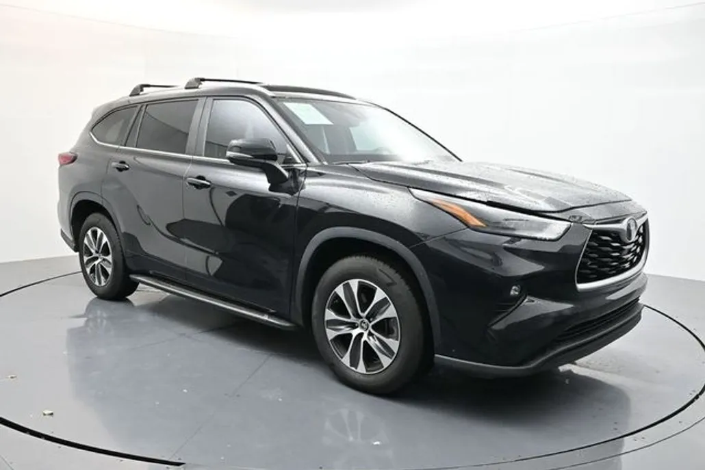 2023 Toyota Highlander XLE photo 1