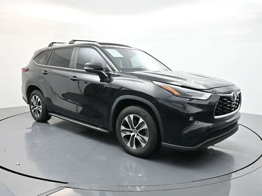 2023 Toyota Highlander XLE photo 1