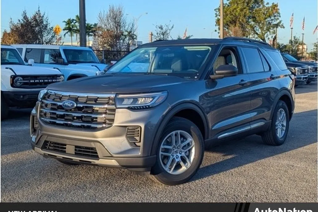 2025 Ford Explorer photo 1