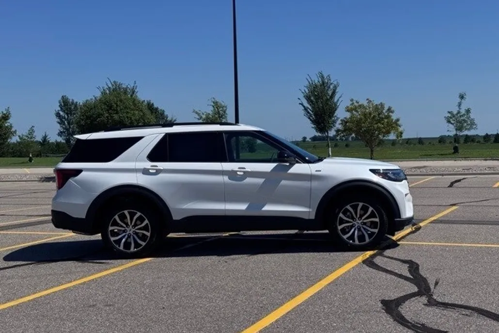 2025 Ford Explorer ST-Line photo 1