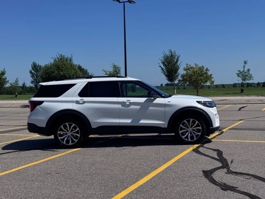 2025 Ford Explorer ST-Line photo 1