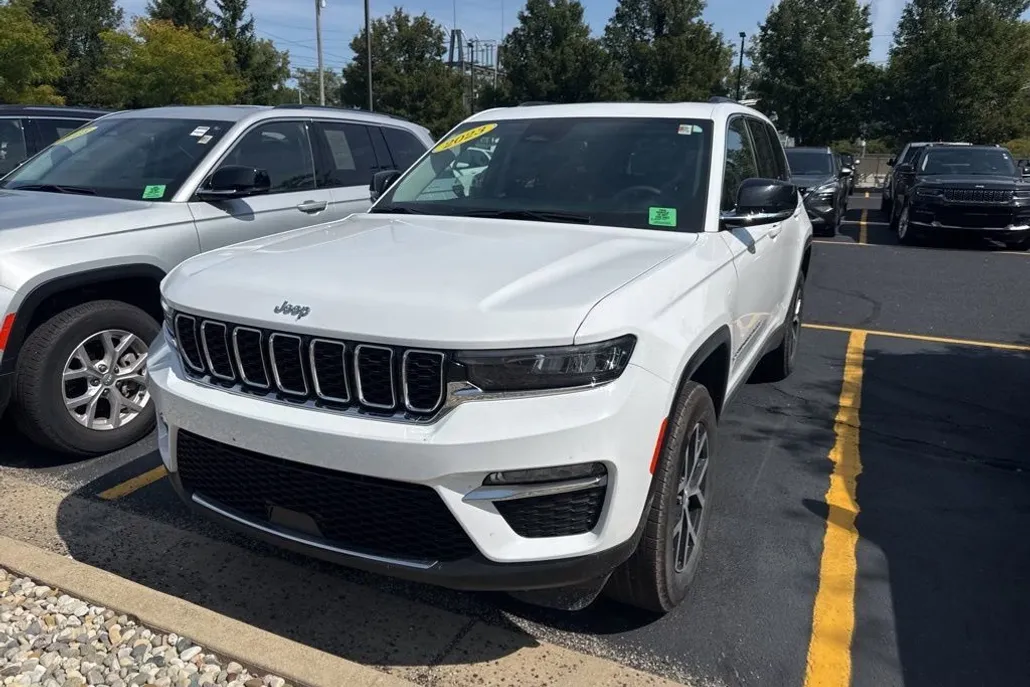 2023 Jeep Grand Cherokee Limited photo 1