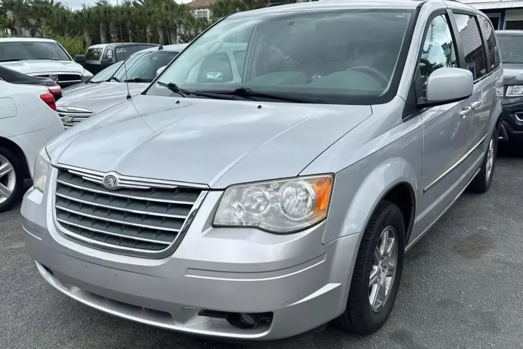 2010 Chrysler Town & Country Touring photo 1
