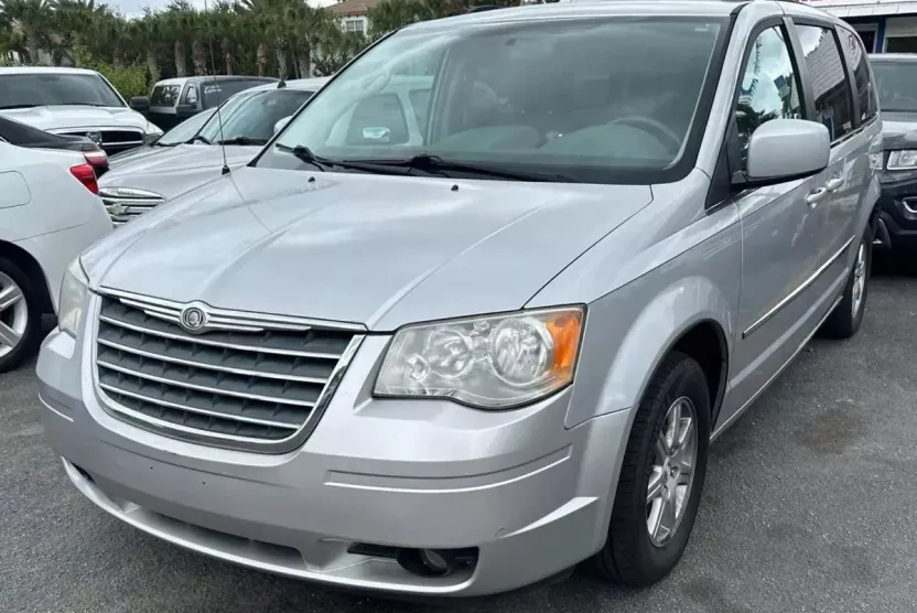 2010 Chrysler Town & Country Touring photo 1