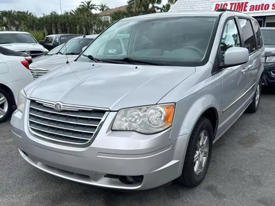 2010 Chrysler Town & Country Touring photo 1