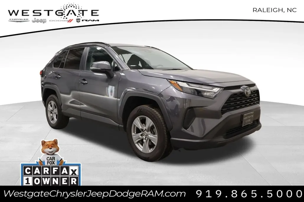 2022 Toyota RAV4 XLE photo 1
