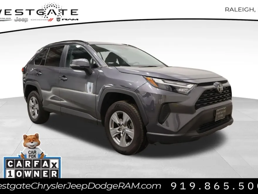 2022 Toyota RAV4 XLE photo 1