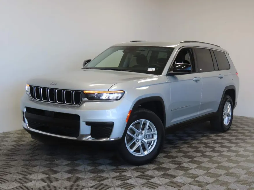 2023 Jeep Grand Cherokee Laredo photo 1