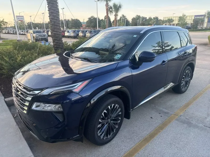 2024 Nissan Rogue Platinum photo 1