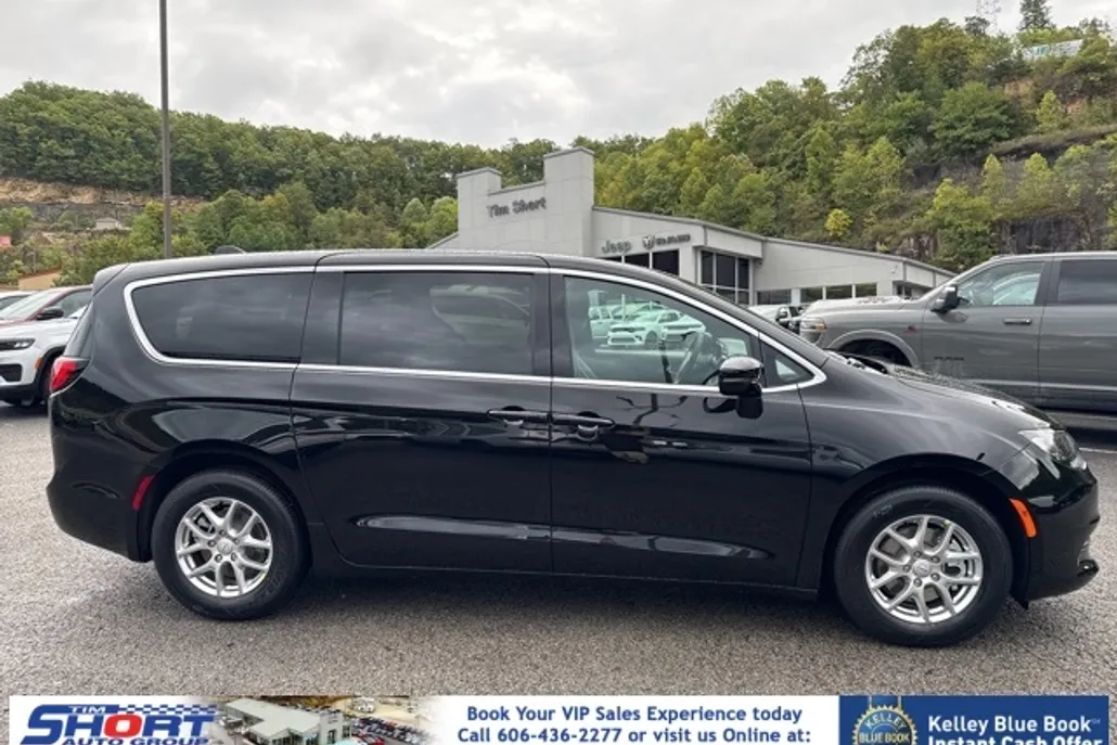 2026 Chrysler Voyager LX photo 1